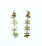 Pendientes Primavera dorados de acero inoxidable, flores enlazadas en diseño vertical, hipoalergénicos, resistentes al agua y duraderos, cierre mariposa - DELACABRA