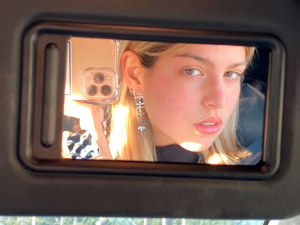 Mujer fotografiada en espejo con pendientes Primavera plateados de acero inoxidable, diseño floral colgante, hipoalergénicos, resistentes al agua y duraderos - DELACABRA