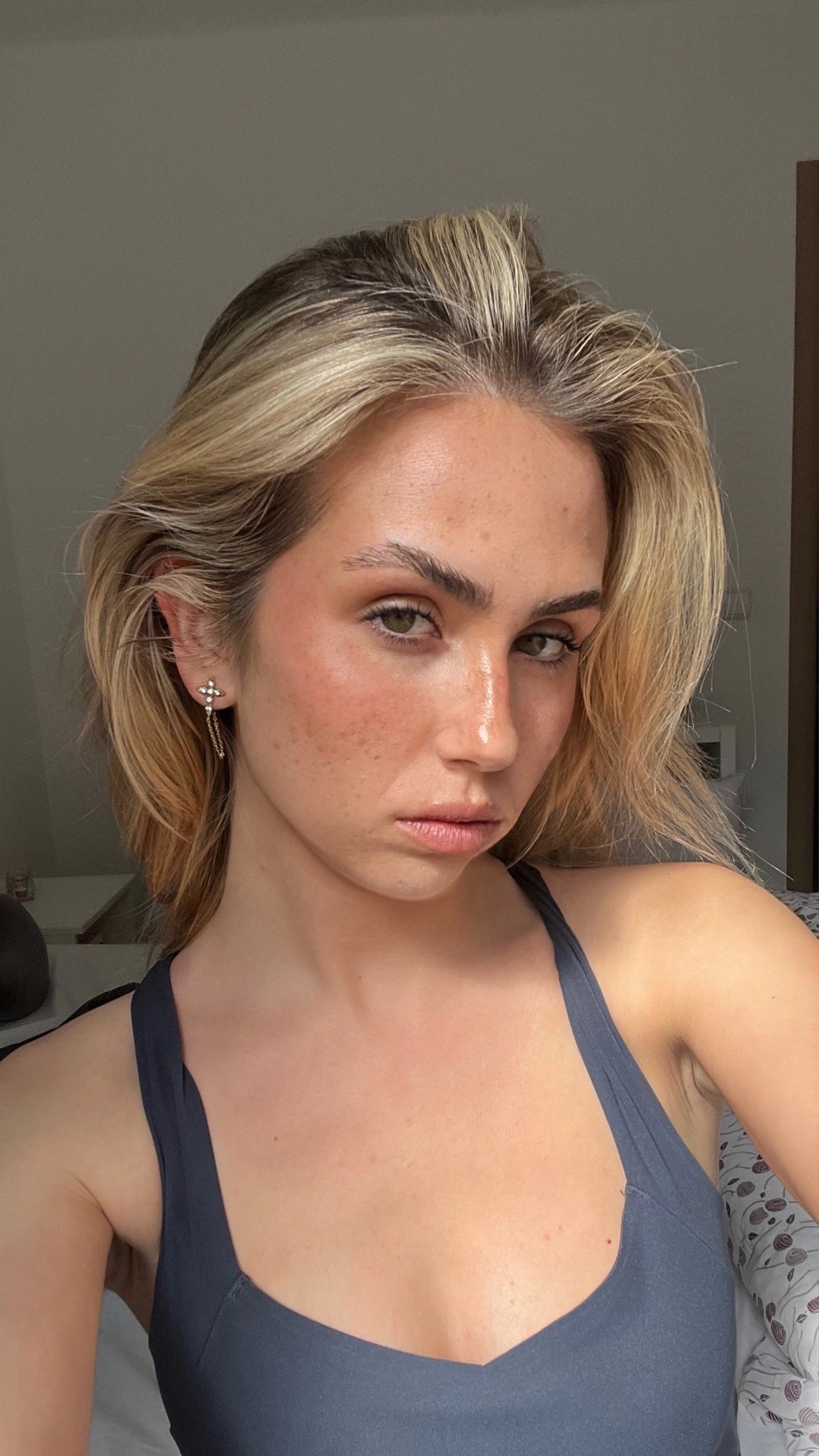 Pendientes Santo acero inoxidable dorado, mujer que luce los pendientes con look casual. El brillo de la circonita le da mucha luz a tu rostro y hacen de este pendiente un accesorio divertido y muy versatil. - DELACABRA