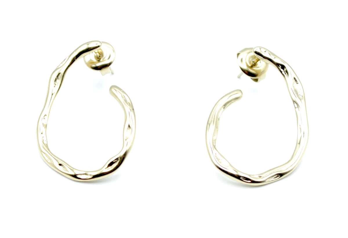 Pendientes Afterparty acero inoxidable dorado acabado irregular y ondulado, estilo minimalista y moderno de joyería versátil, tan ligeros que pueden usarse todos los días. - DELACABRA