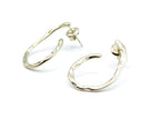 Pendientes Afterparty acero inoxidable dorado de aro abierto con diseño moderno y minimalista, acabado brillante, cierre a presión de mariposa, contemporáneos y sofisticados. - DELACABRA