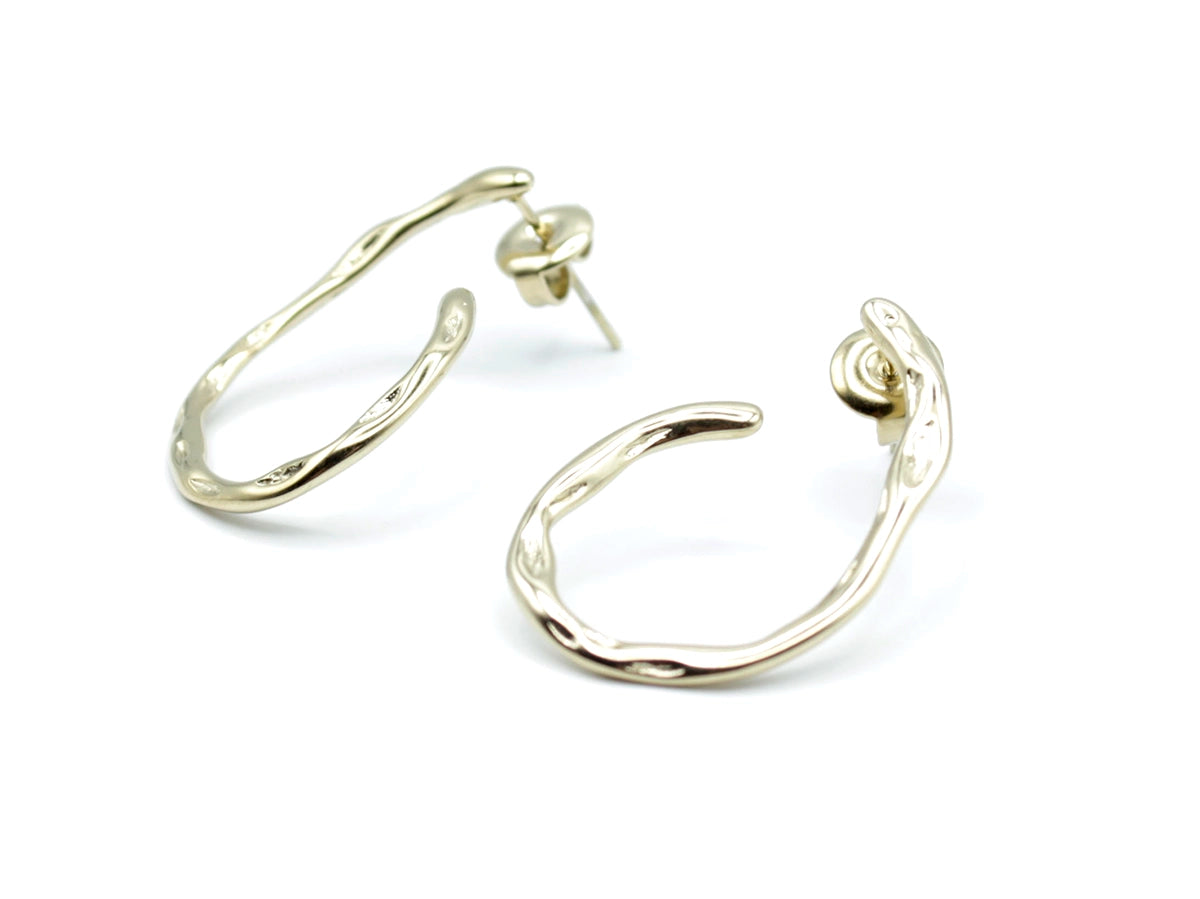 Pendientes Afterparty acero inoxidable dorado de aro abierto con diseño moderno y minimalista, acabado brillante, cierre a presión de mariposa, contemporáneos y sofisticados. - DELACABRA