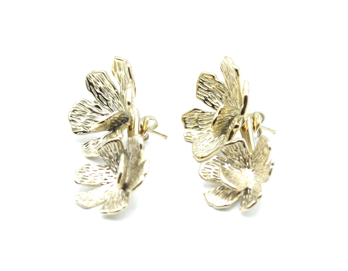 Pendientes Alma acero inoxidable dorado, diseño floral atemporal y elegante, cierre a presion de mariposa. - DELACABRA