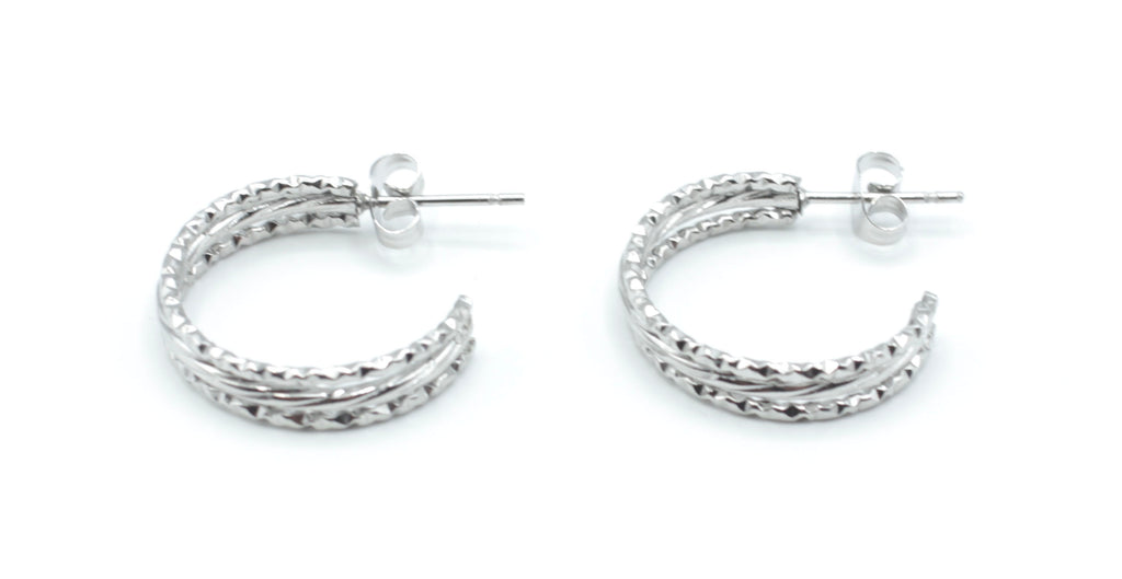 Pendientes aro abierto Luck plateados en acero inoxidable hipoalergénico, resistentes al agua y la corrosión, con triple textura y cierre a presión mariposa -DELACABRA