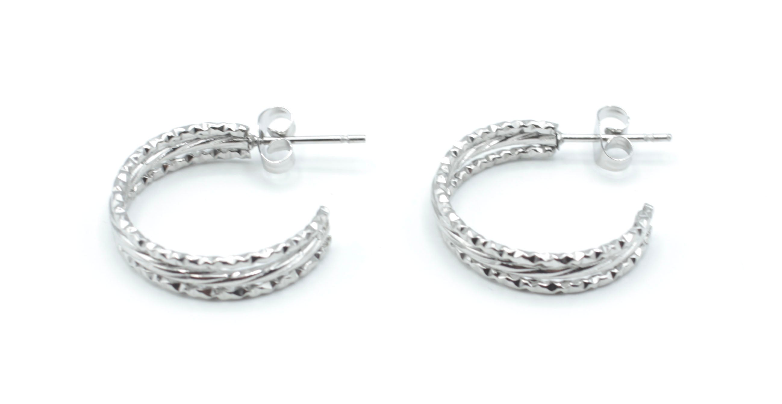 Pendientes aro abierto Luck plateados en acero inoxidable hipoalergénico, resistentes al agua y la corrosión, con triple textura y cierre a presión mariposa -DELACABRA