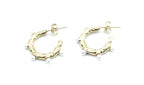 Pendientes Blanca de aro dorado en acero inoxidable hipoalergénico y resistente al agua, diseño irregular con perlas decorativas y cierre mariposa.