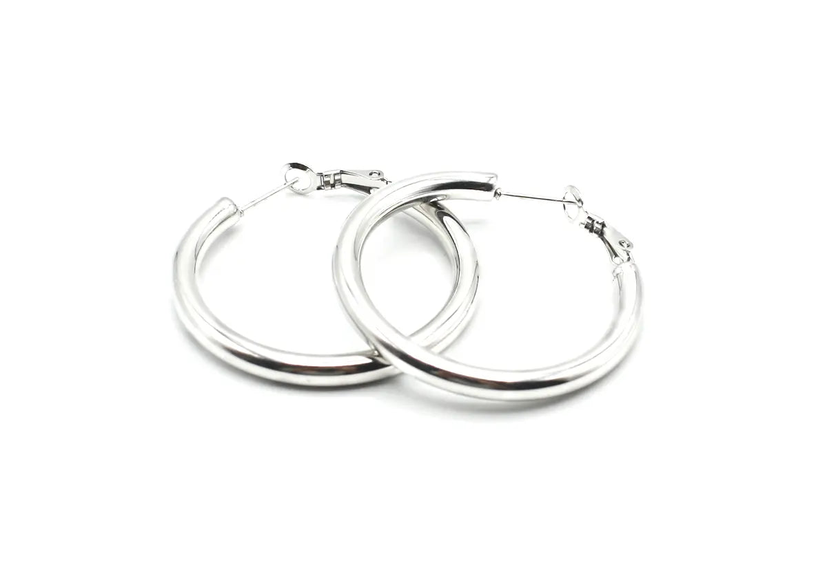 Pendientes Classic plateados de acero inoxidable cierre catalán muy fiable, mejora cualquier outfit, versátil elegante e hipoalergénico. DELACABRA