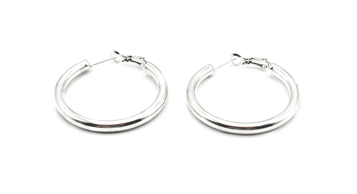 Pendientes Classic plateados de acero inoxidable acabado brillante, resistentes y ligeros. DELACABRA