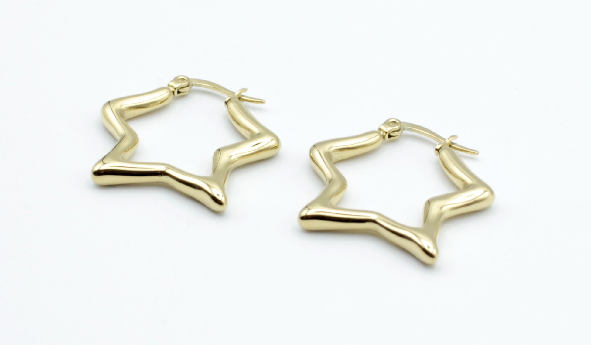 Aros Comet dorados de acero inoxidable brillante, diseño estrellado moderno y resistente al agua -DELACABRA