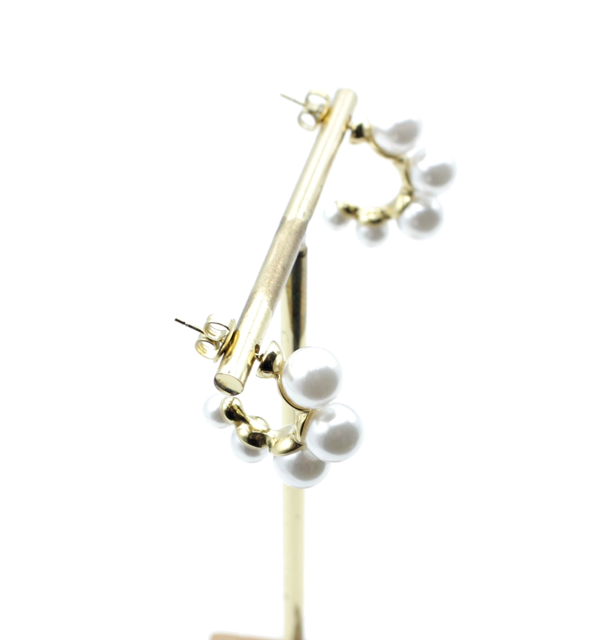 Pendientes Pearly dorados de aro abierto con varias perlas blancas alrededor, fabricados en acero inoxidable hipoalergénico y resistente al agua, vista lateral.