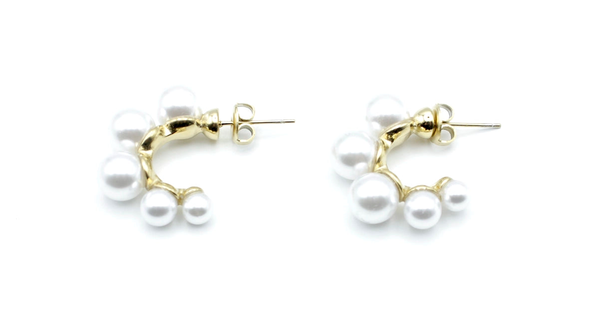 Pendientes Pearly dorados de aro abierto, diseño moderno con perlas blancas incrustadas, acero inoxidable hipoalergénico y resistente al agua.