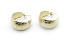 Pendientes medio aro Wild en acero inoxidable dorado, diseño con textura martillada vistos de frente -DELACABRA