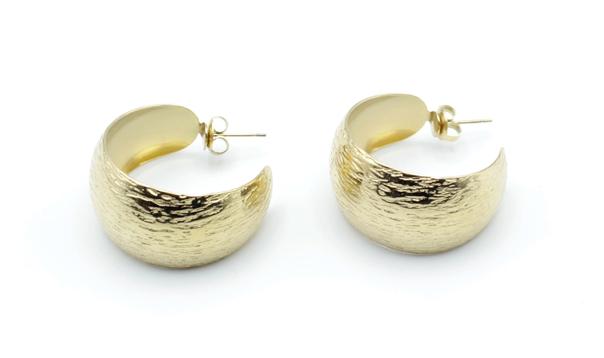 Pendientes medio aro Wild en acero inoxidable dorado, diseño con textura martillada vistos de frente -DELACABRA