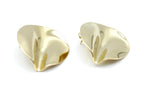 Pendientes  Beso acero inoxidable dorado diseño amplio y curvado que da la sensación de un pétalo de rosa, acabado brillante y cierre de mariposa. - DELACABRA