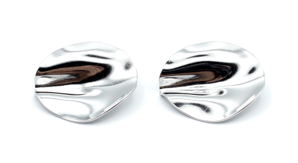 Pendientes  Beso acero inoxidable plateado vista horizontal, con sus curvas da un brillo diferente con movimiento. Hipoalergénico y durable. - DELACABRA