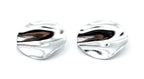 Pendientes  Beso acero inoxidable plateado vista horizontal, con sus curvas da un brillo diferente con movimiento. Hipoalergénico y durable. - DELACABRA