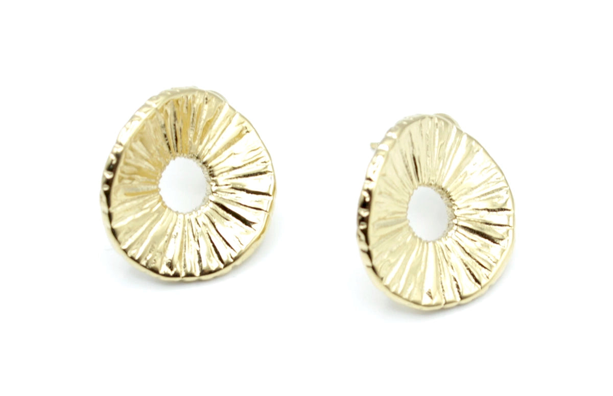Pendientes Bianca acero inoxidable dorado recuerda una rodaja perfecta de piña, ligero y versátil combinan con cualquier look. - DELACABRA
