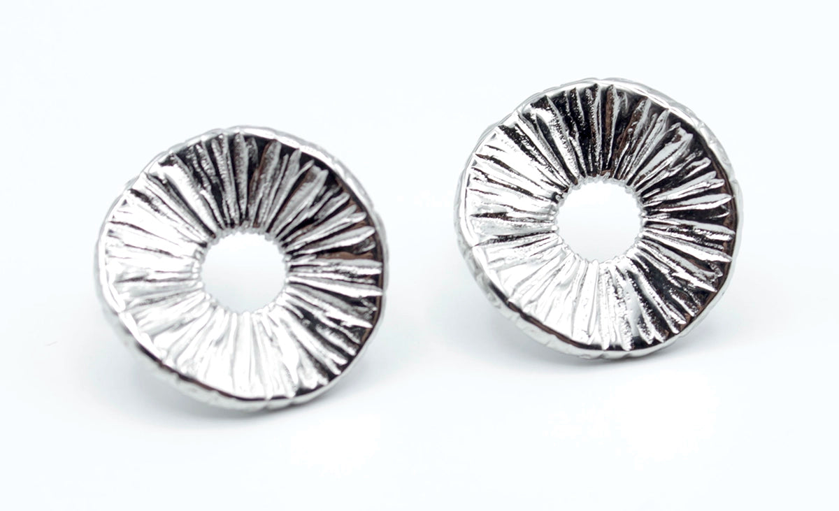 Pendientes Bianca acero inoxidable plateado estilo delicado, sutil que pueden ser usados todos días, hipoalergénico y resistente. - DELACABRA