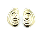 Pendientes Carolina acero inoxidable dorado, vista frontal donde se ve a detalle sus relieves, diseño moderno, versátil, ligero que pueden ser usados todos los días. - DELACABRA