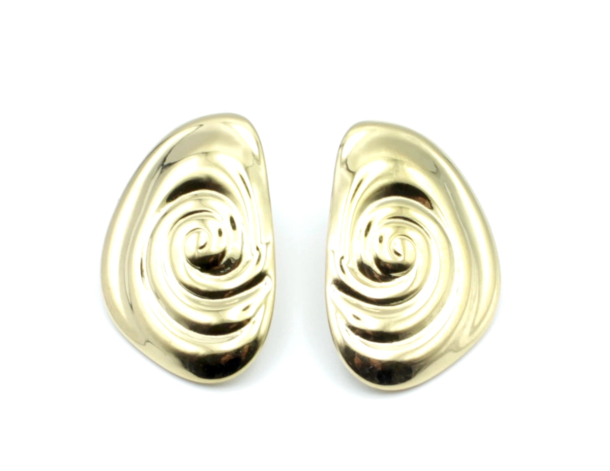 Pendientes Carolina acero inoxidable dorado, vista frontal donde se ve a detalle sus relieves, diseño moderno, versátil, ligero que pueden ser usados todos los días. - DELACABRA