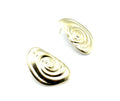 Pendientes Carolina acero inoxidable dorado inspirados en la forma de un fósil de caracol, acabado brillante y cierre de presión de mariposa. - DELACABRA