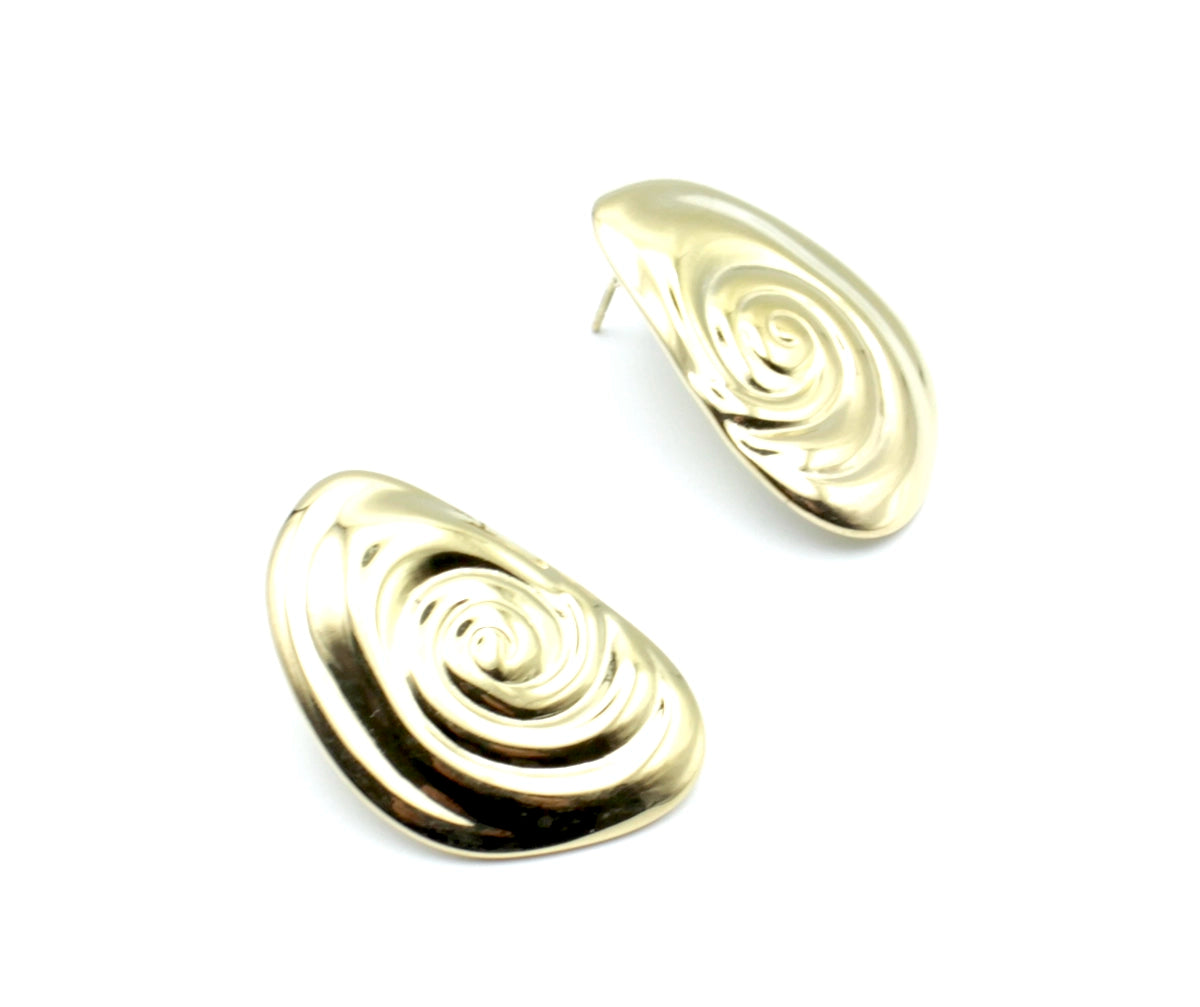 Pendientes Carolina acero inoxidable dorado inspirados en la forma de un fósil de caracol, acabado brillante y cierre de presión de mariposa. - DELACABRA
