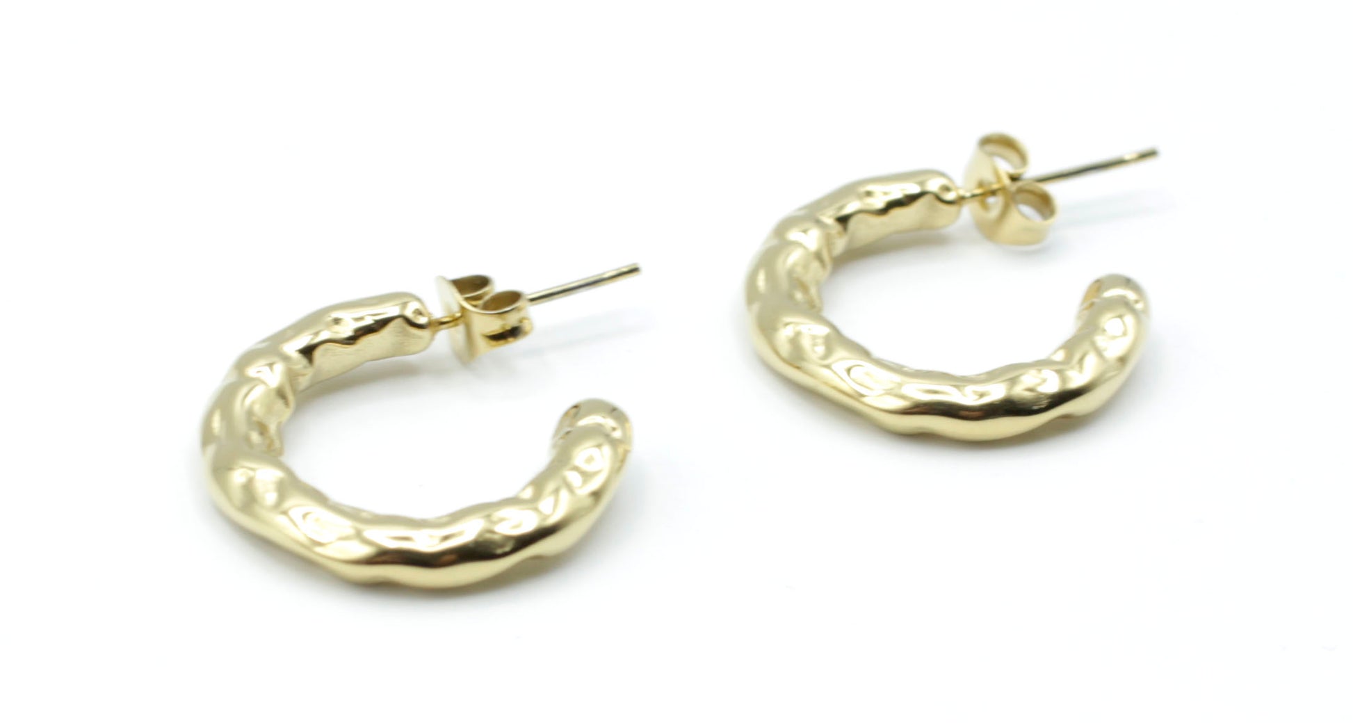 Pendientes Chunky en color dorado, diseño grueso y orgánico en acero inoxidable hipoalergénico, resistente al agua y pensado para durar. DELACABRA