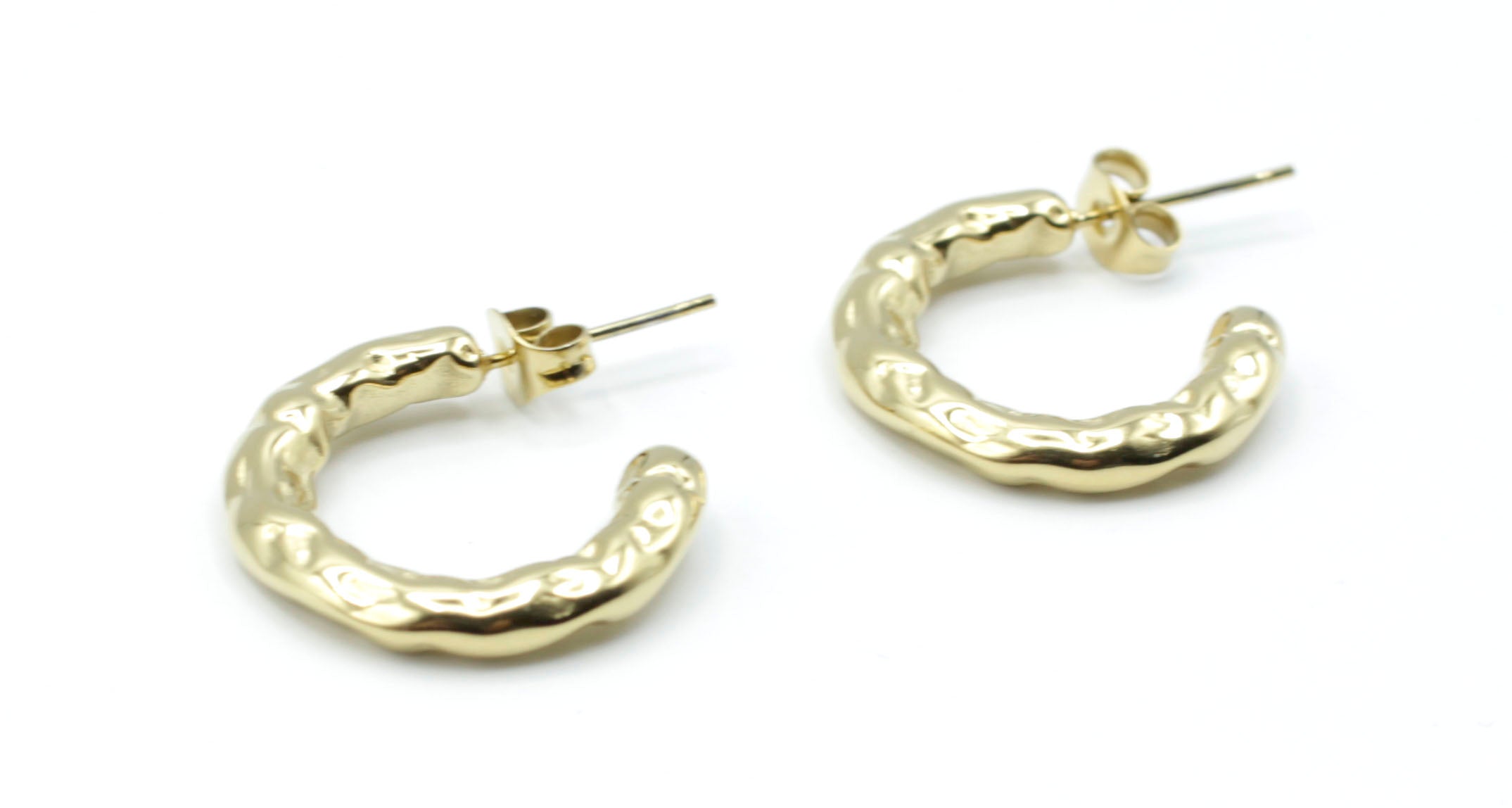 Pendientes Chunky en color dorado, diseño grueso y orgánico en acero inoxidable hipoalergénico, resistente al agua y pensado para durar. DELACABRA