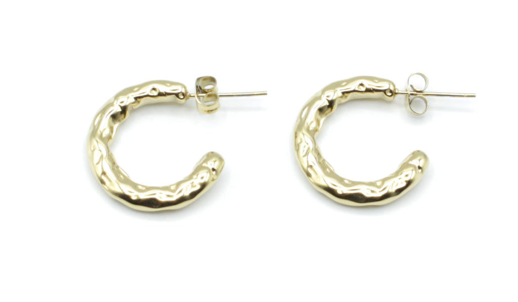 Aros Chunky dorados de estilo moderno con textura irregular, acero inoxidable hipoalergénico, duradero y resistente al agua. Cierre de presión cómodo. DELACABRA