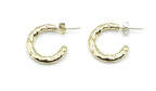Aros Chunky dorados de estilo moderno con textura irregular, acero inoxidable hipoalergénico, duradero y resistente al agua. Cierre de presión cómodo. DELACABRA