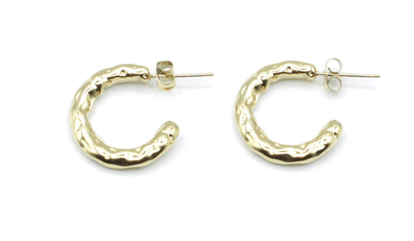 Aros Chunky dorados de estilo moderno con textura irregular, acero inoxidable hipoalergénico, duradero y resistente al agua. Cierre de presión cómodo. DELACABRA