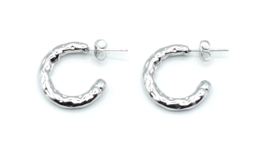 Aros pequeños abiertos Chunky en color plateado con acabado brillante, fabricados en acero inoxidable hipoalergénico, duraderos y resistentes al agua. Cierre de presión. DELACABRA