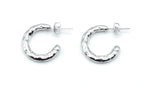 Aros pequeños abiertos Chunky en color plateado con acabado brillante, fabricados en acero inoxidable hipoalergénico, duraderos y resistentes al agua. Cierre de presión. DELACABRA