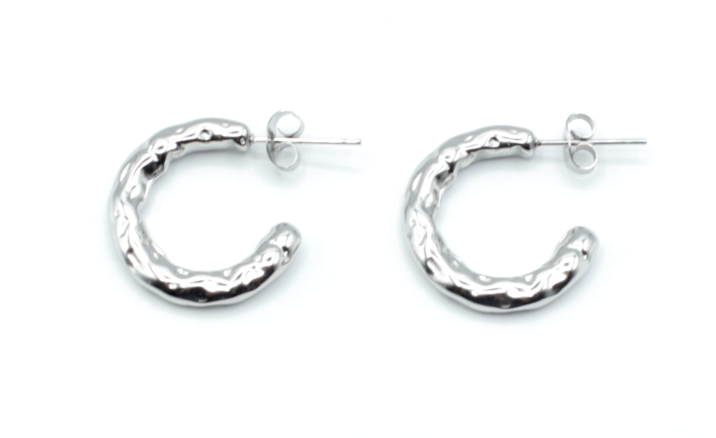 Aros pequeños abiertos Chunky en color plateado con acabado brillante, fabricados en acero inoxidable hipoalergénico, duraderos y resistentes al agua. Cierre de presión. DELACABRA