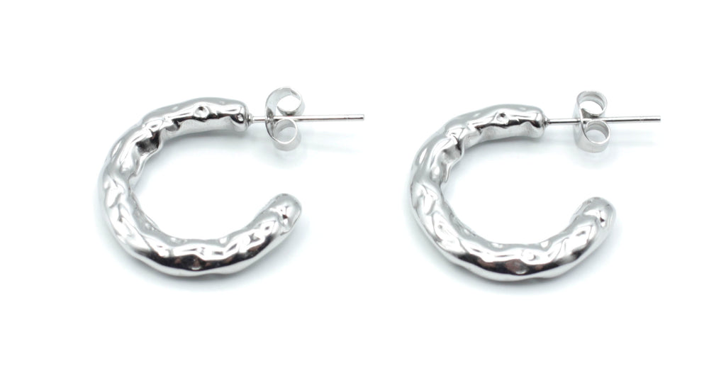 Pendientes Chunky plateados con superficie irregular y diseño ancho, en acero inoxidable hipoalergénico, resistente al agua y de gran durabilidad. DELACABRA