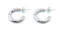 Pendientes Chunky plateados con superficie irregular y diseño ancho, en acero inoxidable hipoalergénico, resistente al agua y de gran durabilidad. DELACABRA
