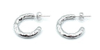 Pendientes Chunky plateados con superficie irregular y diseño ancho, en acero inoxidable hipoalergénico, resistente al agua y de gran durabilidad. DELACABRA