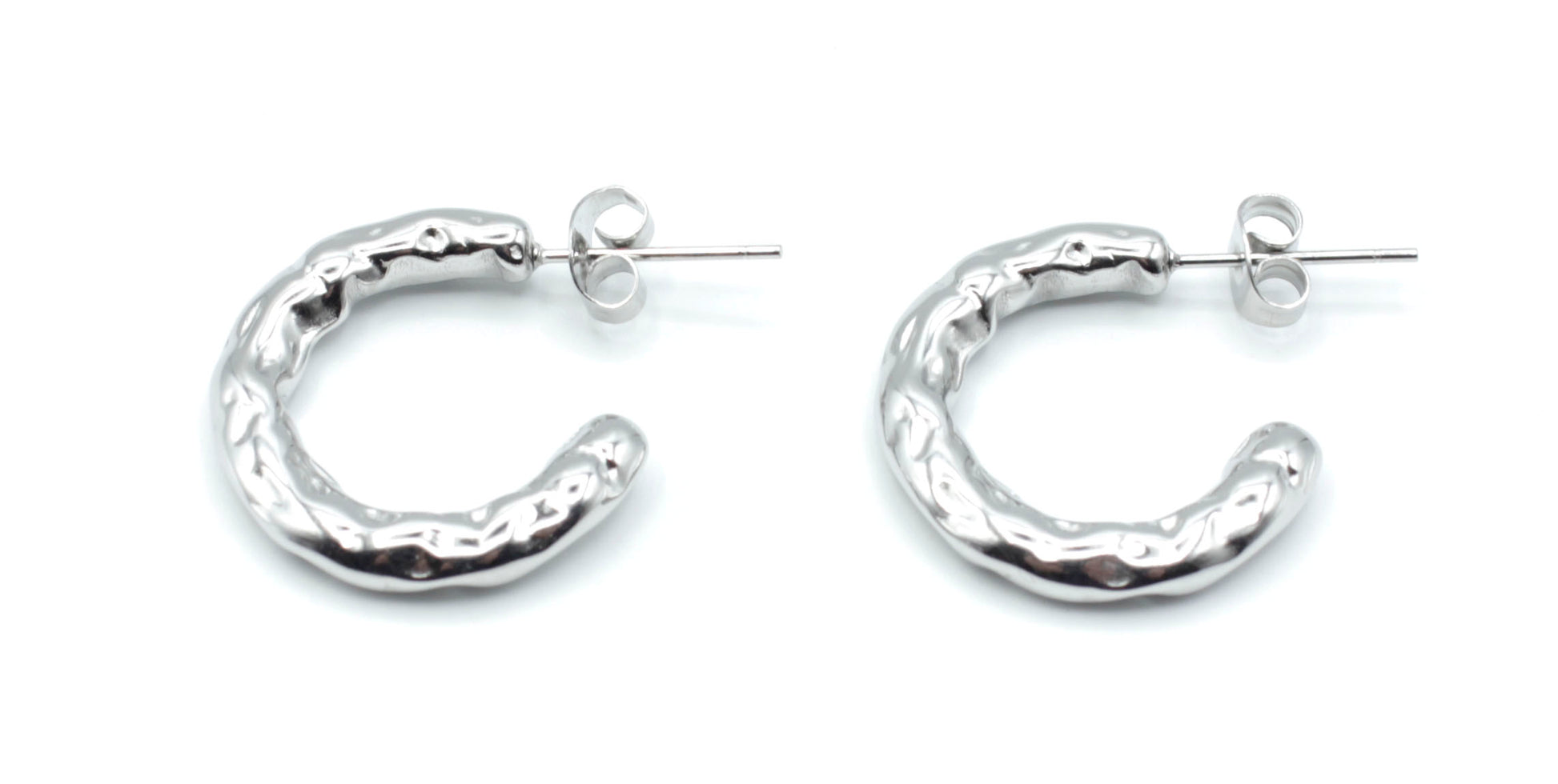 Pendientes Chunky plateados con superficie irregular y diseño ancho, en acero inoxidable hipoalergénico, resistente al agua y de gran durabilidad. DELACABRA