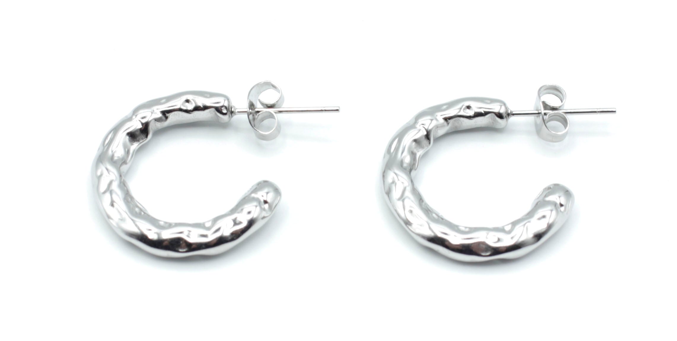 Pendientes Chunky plateados con superficie irregular y diseño ancho, en acero inoxidable hipoalergénico, resistente al agua y de gran durabilidad. DELACABRA