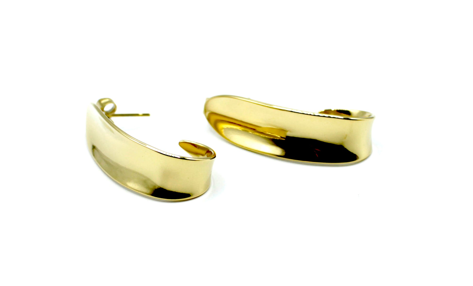 Pendientes Costa en color dorado con cierre de presión, en acero inoxidable hipoalergénico, resistente al agua y pensado para durar. DELACABRA