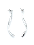 Pendientes Eau acero inoxidable plateado ideales para toda ocasión desde casual a elegante. Su forma alargada realza el rostro. - DELACABRA