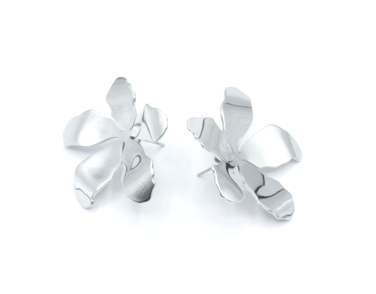 Pendientes  Flor acero inoxidable plateado con su acabado brillante espejo no tienen comparación. versátil se puede combinar con cualquier look, desde lo casual a una noche elegante. - DELACABRA