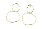 Pendientes Grace acero inoxidable dorado, diseño de dos aros de forma irregular unidos, acabado brillante y cierre de mariposa. - DELACABRA