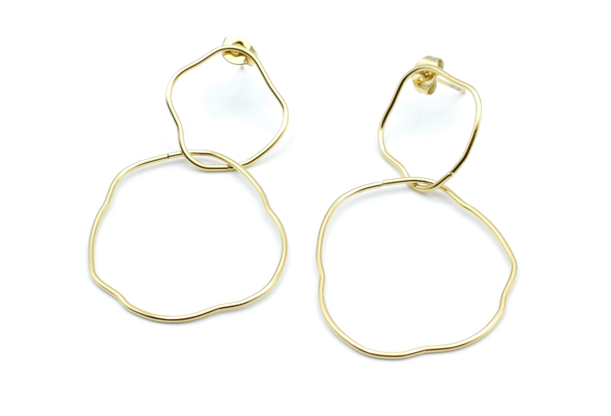 Pendientes Grace acero inoxidable dorado, diseño de dos aros de forma irregular unidos, acabado brillante y cierre de mariposa. - DELACABRA