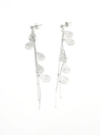 Pendientes largos plateados de acero inoxidable con colgantes de concha sobre fondo blanco