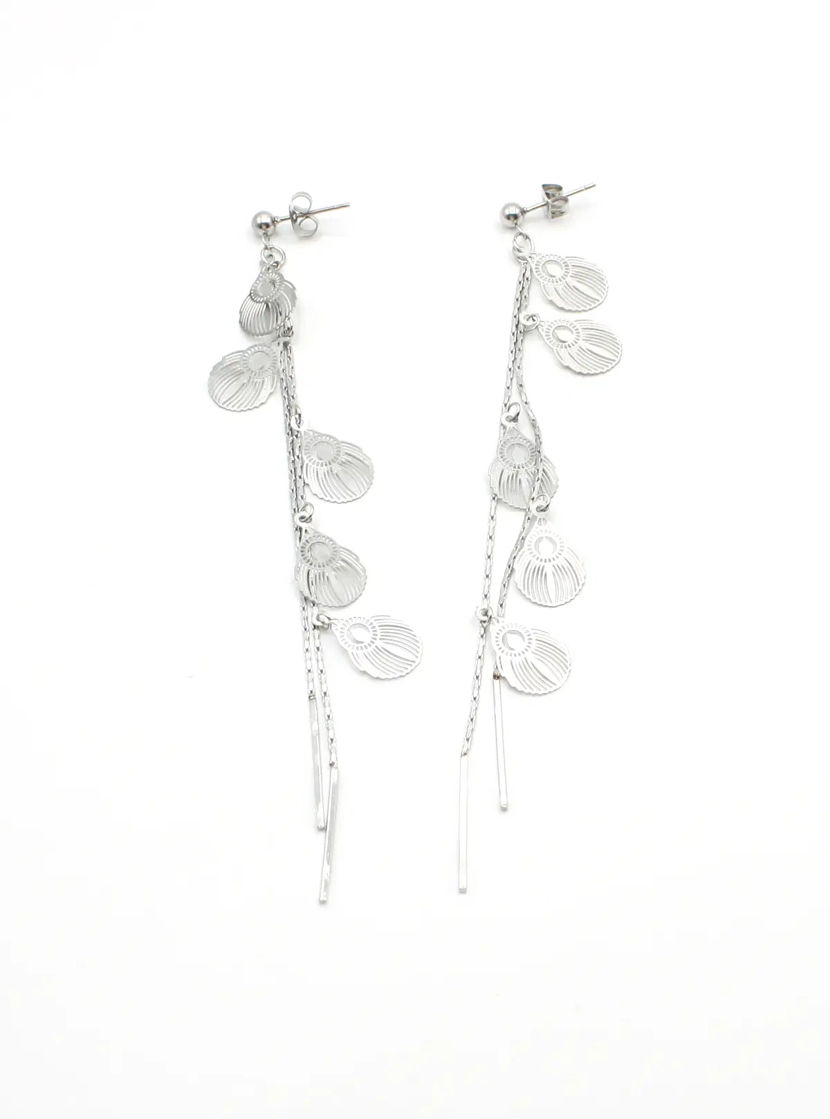 Pendientes largos plateados de acero inoxidable con colgantes de concha sobre fondo blanco