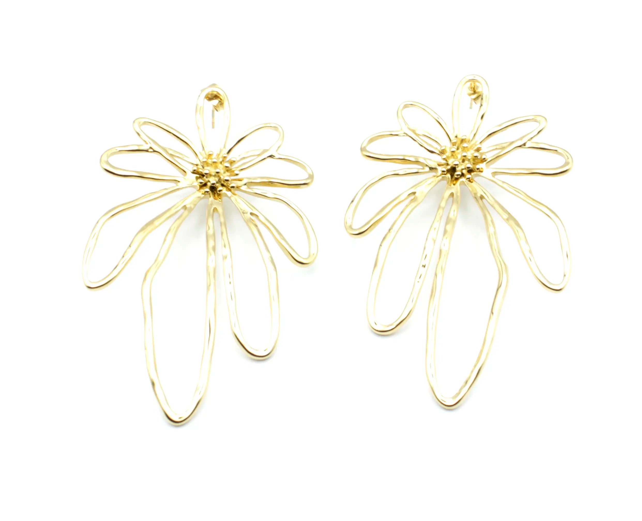 Pendientes Hibiscus acero inoxidable dorado, vista frontal, detalles minimalistas, elegantes y florales frescos, hipoalergénico y ligeros. - DELACABRA