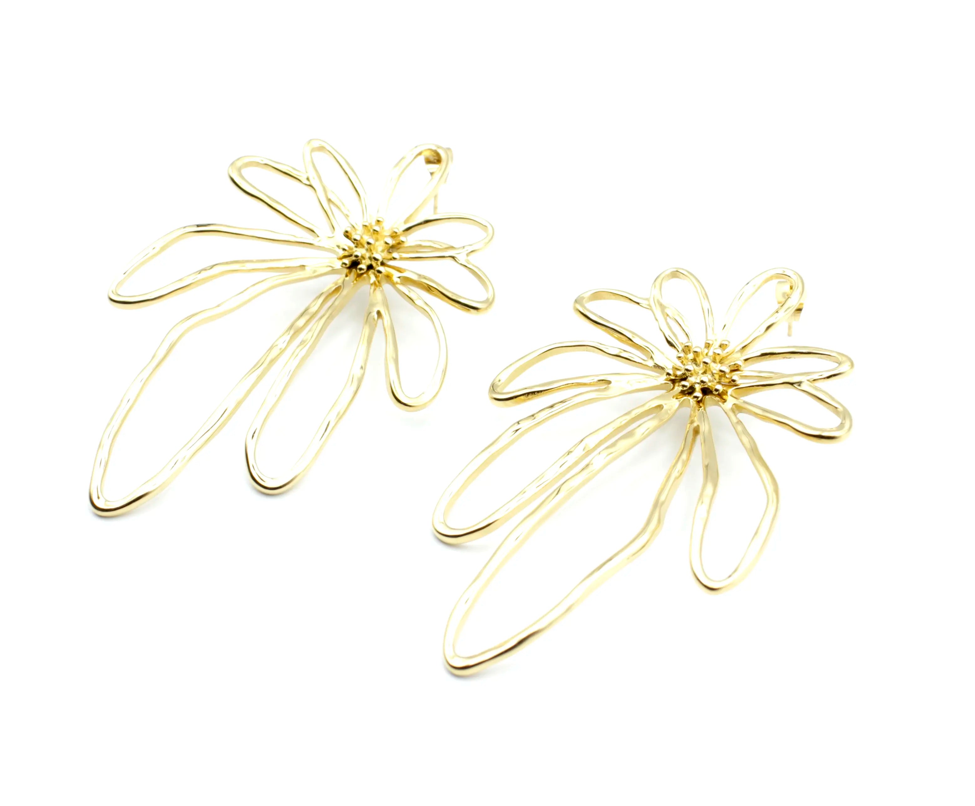 Pendientes Hibiscus acero inoxidable dorado inspirado en una flor salvaje de pétalos alargados, acabado brillante y cierre de mariposa. - DELACABRA