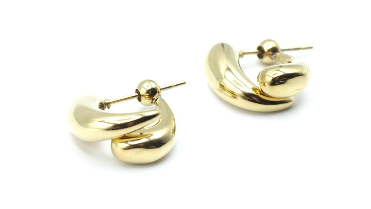 Pendientes Hugs acero inoxidable dorado, diseño moderno de formas curvas y volumétricas que se entrelazan creando un efecto escultórico. - DELACABRA
