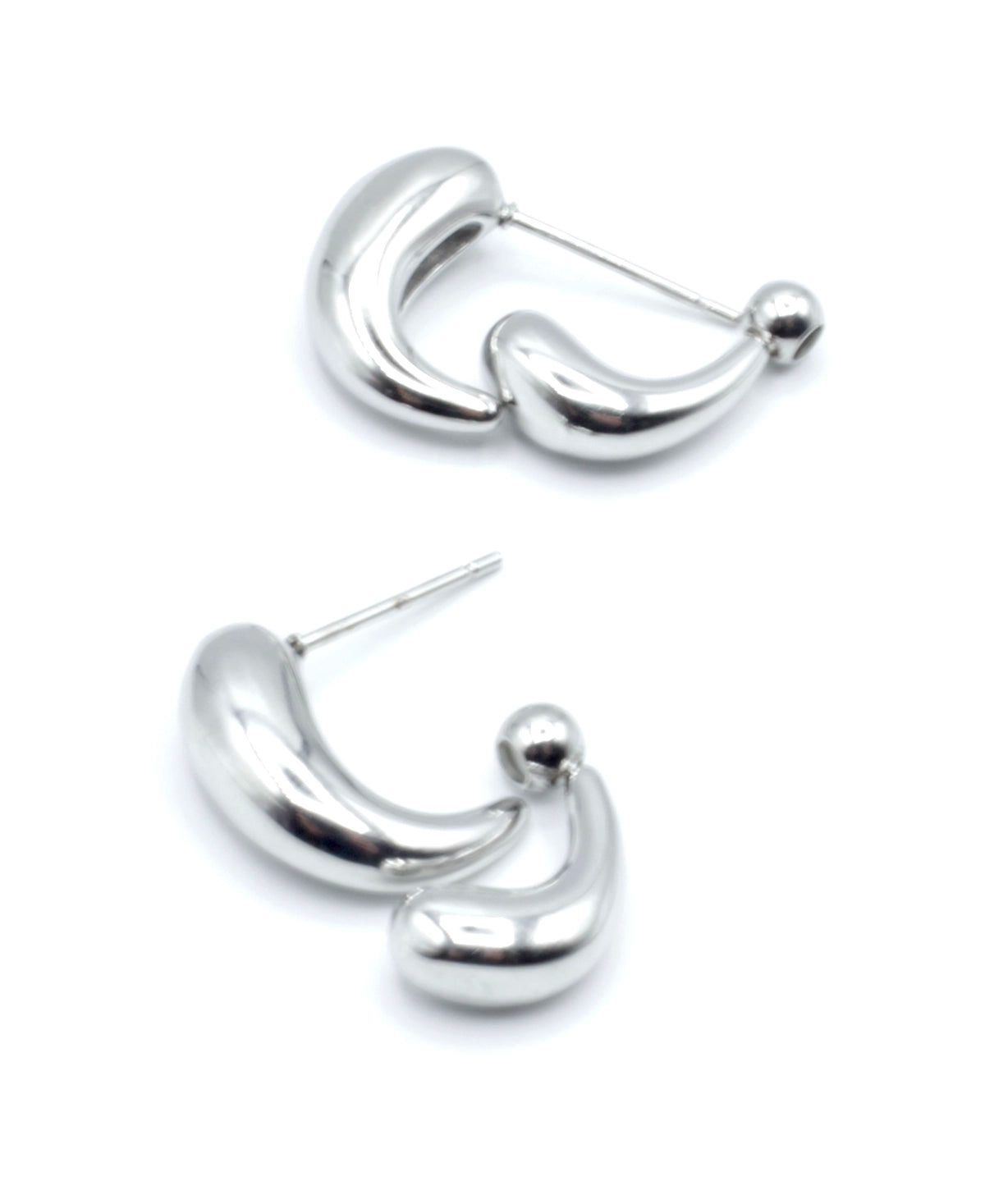 Pendientes Hugs acero inoxidable plateado consta de dos piezas unidas una frontal con forma de curva y otra trasera que la complementa, dando como resultado un efecto tridimensional único. - DELACABRA